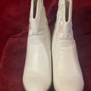 Stylish White Women's Boots